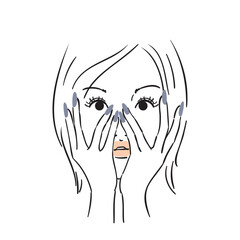 お気に入りのネイルデザインを見せる女性