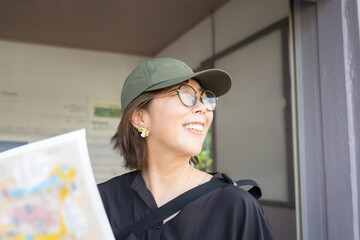 旅をする中年女性のイメージ　地図を持って散策する