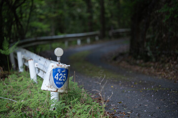 酷道に設置されたガードレールと国道のおにぎり標識