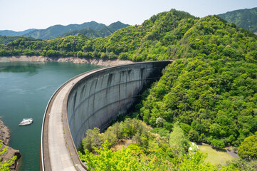 新緑のアーチ式ダム