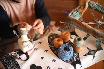 毛糸玉を作る女性