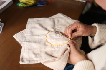 手縫いで刺繍する女性
