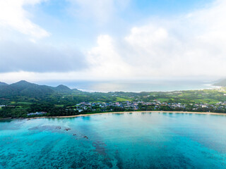 ビラ・ビーチ（手前）と赤尾木海岸（奥） （鹿児島県 奄美大島）