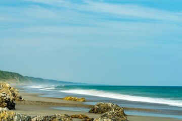 海岸に打ち寄せる波