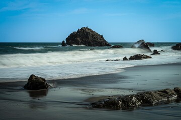 海岸に打ち寄せる波