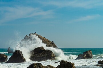 海岸に打ち寄せる波