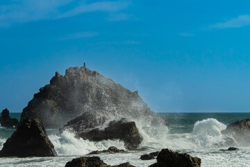 海岸に打ち寄せる波