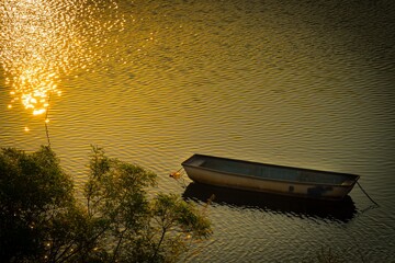 朝日に染まる小舟