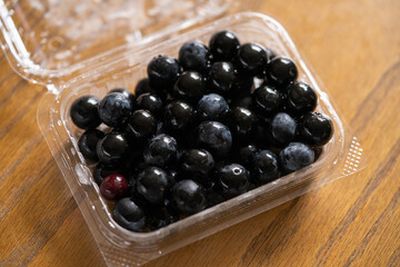 パックに摘んだブルーベリーの実