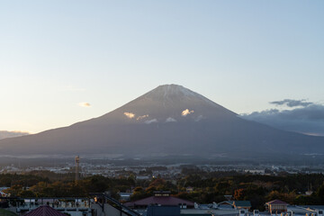 御殿場プレミアム・アウトレットから見た夏の夕暮れの富士山