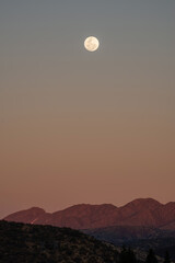 Fototapeta premium Pleine lune au crépuscule