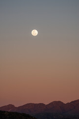 Fototapeta premium Pleine lune au crépuscule