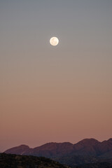 Fototapeta premium Pleine lune au crépuscule