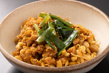 ニラと豆もやし　坦々味噌あえ