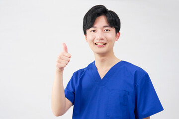 医者・看護師・歯科医師・介護士　男性　グッドサイン　白背景