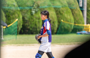 部活でソフトボールのピッチャーをする中学生の女子