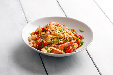 Linguine con gamberi, pomodorini e prezzemolo, pasta italiana 