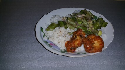Chicken and vegetables. Rice with grilled chicken and vegetables. It tastes very delicious. Simple food.