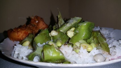 Chicken and vegetables. Rice with grilled chicken and vegetables. It tastes very delicious. Simple food.