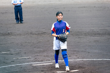 部活でピッチャーをする中学生の女子