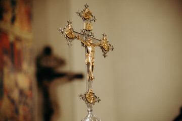 Zbliżenie na kościelny krzyż © rozentuzjazmowany