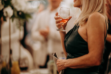 Celebracja momentu kieliszkiem alkoholu