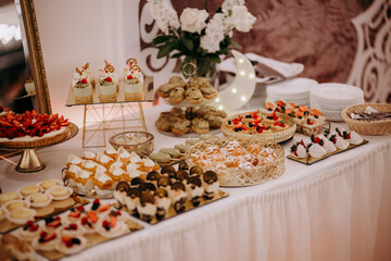 Stół pełen słodyczy