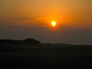 千葉県　木更津の風景　(雲に割れる太陽)