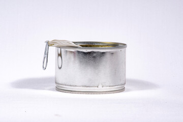 Lata de conserva con la tapa quitada vacía con fondo blanco