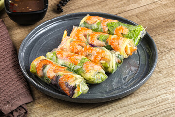 Vietnamese spring roll with prawn and mango