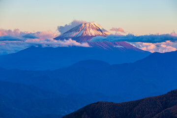 Fototapeta premium 夕暮れの富士山 山梨県南アルプス市丸山林道にて