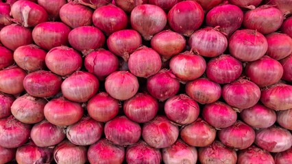 Heap of Fresh Red Onions – Organic Farm Harvest, Culinary Vegetable, Natural Food Ingredient, Vibrant Root Crop, Healthy Cooking, Rustic Market Display Stock Photo