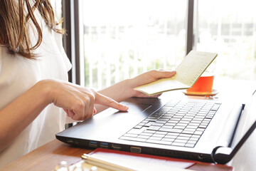 銀行の取引履歴をPCで管理する女性