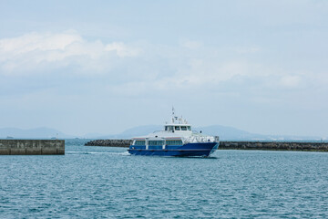 小浜島の小浜港へ入港する高速船