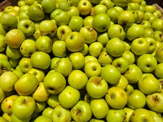 Pile of Fresh Green Apples – Organic Fruit, Farm Harvest, Healthy Eating, Natural Produce, Crisp Texture, Vibrant Apple Display, Market Stall Stock Photography