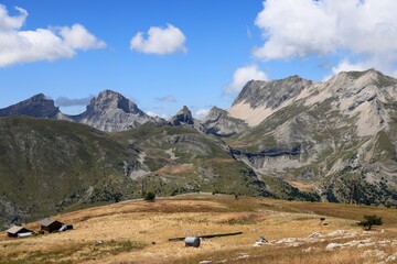 Tête et Roc de Garnesier, Col des Aiguilles dans le massif du Dévoluy en été. Hautes-Alpes - Alpes du Sud.