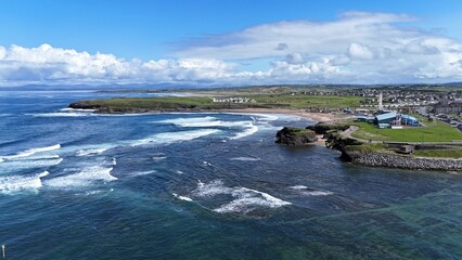 survol de la plage et ville de Bundoran en Irlande