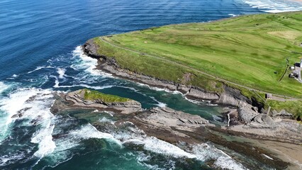 survol de la plage et ville de Bundoran en Irlande