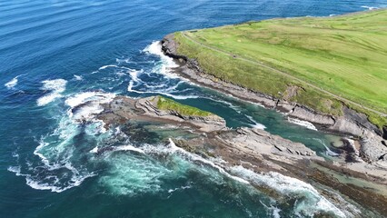 survol de la plage et ville de Bundoran en Irlande