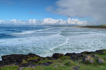 survol de la plage et ville de Bundoran en Irlande