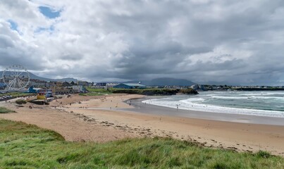 survol de la plage et ville de Bundoran en Irlande
