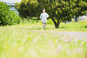 ランニングをする若い女性　スポーツイメージ