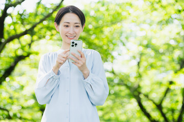 Fototapeta premium スマートフォンを操作する若い女性 ライフスタイルイメージ