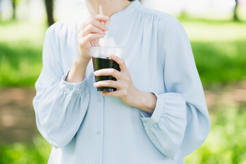 アイスコーヒーを飲む若い女性　ライフスタイルイメージ