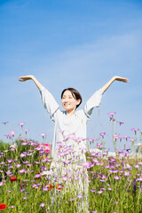 屋外でストレッチをする若い女性　ライフスタイルイメージ
