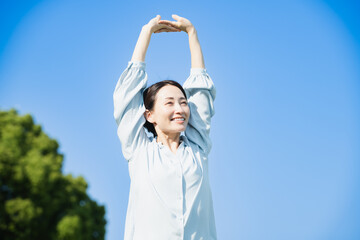 屋外でストレッチをする若い女性　ライフスタイルイメージ
