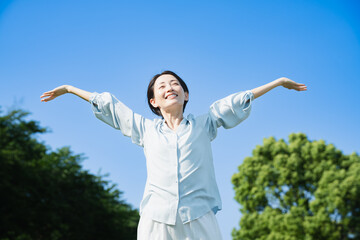 屋外でストレッチをする若い女性　ライフスタイルイメージ