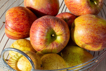 Nahaufnahme von Äpfeln und Birnen im Obstkorb