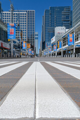 Vue urbaine avec passage pi&eacute;ton et b&acirc;timents, sc&egrave;ne de rue calme et s&eacute;curis&eacute;e en ville