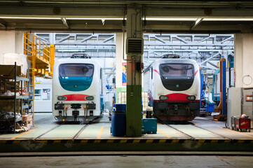 Locomotive in riparazione nell'officina manutenzione.